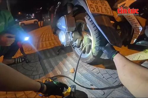 Từ 8 giờ sáng đến 12 giờ đêm, ông Long thường xuyên hỗ trợ người đi đường gặp sự cố.