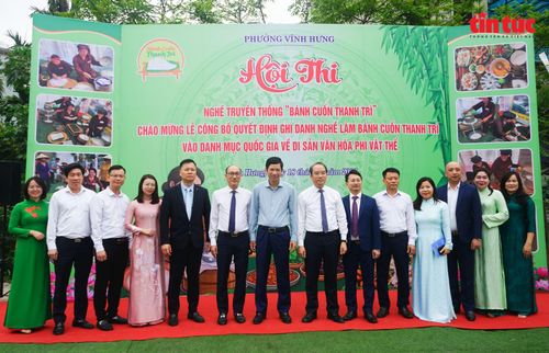 Thứ trưởng Hồ An Phong chụp ảnh kỷ niệm cùng các lãnh đạo phường Vĩnh Hưng tại hội thi nghề truyền thống "Bánh cuốn Thanh Trì".