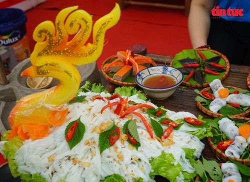 Bánh cuốn Thanh Trì được xem là một trong những thức quà hấp dẫn của người Tràng An.
