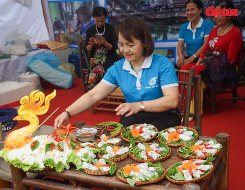 Trải qua nhiều thế hệ, bà con Thanh Trì vẫn gìn giữ nghề làm bánh cuốn thủ công.
