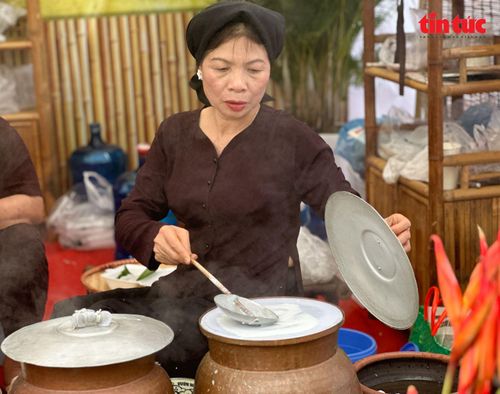 Nghệ nhân Vương Thị Kim Loan đã có hơn 30 năm gắn bó với nghề làm bánh cuốn.
