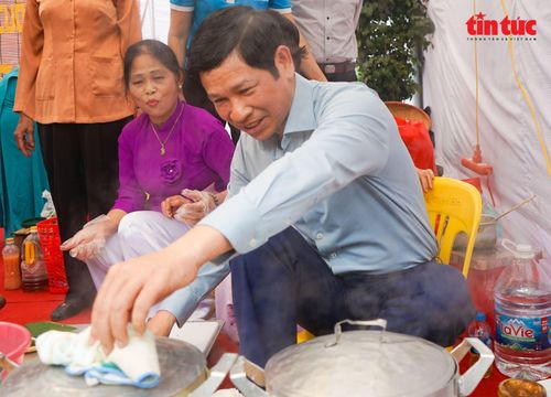 Thứ trưởng Hồ An Phong trực tiếp trải nghiệm làm bánh cuốn Thanh Trì dưới sự hướng dẫn của các nghệ nhân.