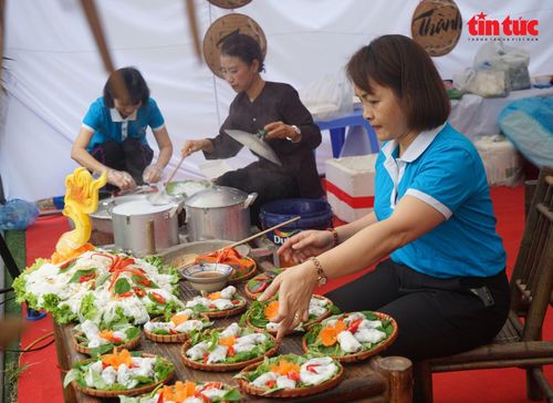 Các chị em tất bật làm bánh cuốn phục vụ khách.