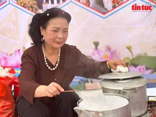 Nghệ nhân Nguyễn Thị The tỉ mỉ, tâm huyết gìn giữ hương vị đặc trưng của bánh cuốn Thanh Trì qua nhiều năm.