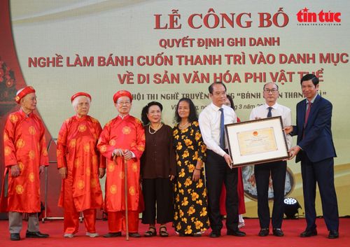 Thứ trưởng Bộ Văn hóa, Thể thao và Du lịch Hồ An Phong trao bằng chứng nhân nghề làm bánh cuốn Thanh Trì ghi danh di sản văn hóa phi vật thể quốc gia cho lãnh đạo phường Vĩnh Hưng.