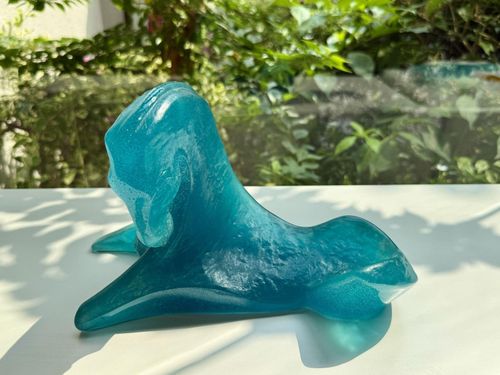 Tượng ngựa bằng pha lê mang tên "Con ngựa đang nghỉ ngơi", do họa sĩ Lê Bá Đảng làm vào năm 1974, được trưng bày tại Đại sứ quán Pháp ở New York năm 1980.