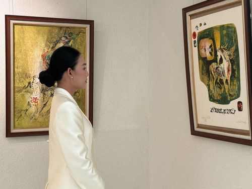 Một góc trưng bày tại triển lãm hình tượng ngựa trong nghệ thuật Lê Bá Đảng.