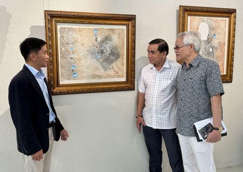 Nhà sưu tập Trần Thắng (bìa trái) trò chuyện cùng khách mời và công chúng yêu mến nghệ thuật.
