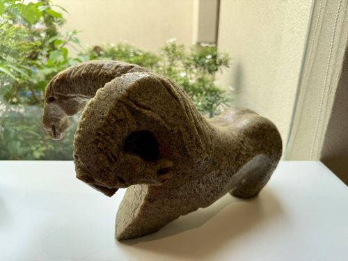 Tượng ngựa hai đầu bằng chất liệu composite được họa sĩ Lê Bá Đảng làm vào những năm 1970.