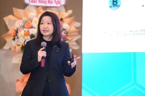 Giáo sư, Tiến sĩ, bác sĩ Pinyo Rattanaumpawan, Đại học Mahidol (Thái Lan) chia sẻ tại hội nghị.