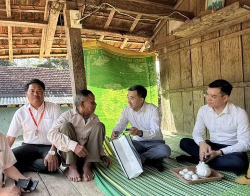  Thứ trưởng Bộ Y tế Trần Văn Thuấn thăm, tặng quà bà con nghèo 