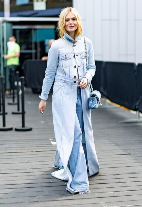 Elle Fanning mang đến phiên bản denim sang trọng với áo khoác cao cổ dài và quần jeans suông phủ sàn. Set đồ nhấn nhá với túi patchwork denim của Coach, tạo twist tinh tế cho phong cách “Canadian tuxedo” kinh điển, chứng minh rằng jeans từ cơ bản có thể trở thành statement look nếu biết cách mix layer và chọn phụ kiện. Ảnh: Getty Images