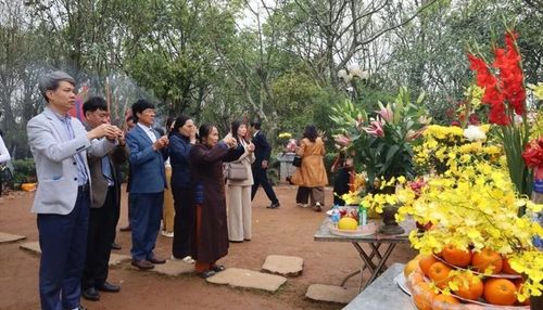 Người dân dâng hương tại khu vực “huyệt đạo thiêng” ở Am Tiên.