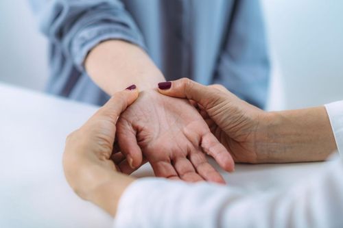 Tê bì, đau nhức, lực tay yếu khiến việc cầm nắm vật dụng khó khăn là những triệu chứng sớm của hội chứng ống cổ tay.