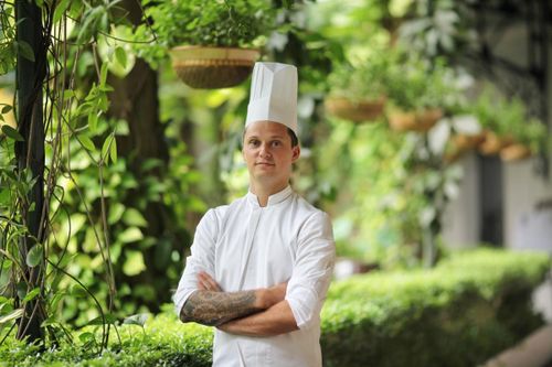 Đầu bếp Michelin Thibault Sombardier và Bếp trưởng Charles Degrendele của nhà hàng Le Beaulieu.