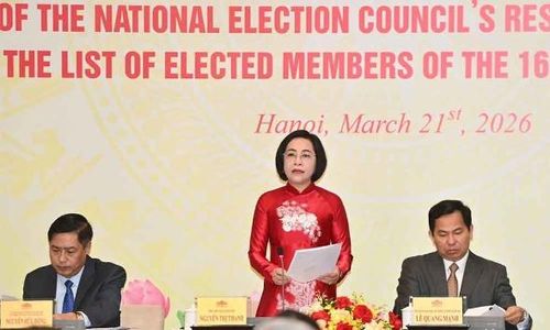 Phó Chủ tịch Quốc hội Nguyễn Thị Thanh và các thành viên Hội đồng Bầu cử quốc gia chủ trì họp báo. Ảnh: Dân trí.
