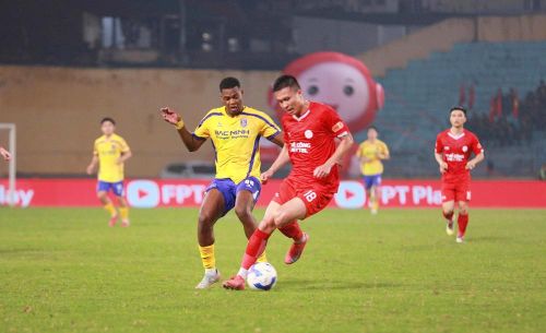 Tân binh Bruno Cunha (áo vàng) thi đấu nỗ lực nhưng không thể mang về bàn thắng cho Bắc Ninh FC.