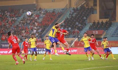 Pha tranh chấp bóng quyết liệt của cầu thủ hai đội trong hiệp 1.