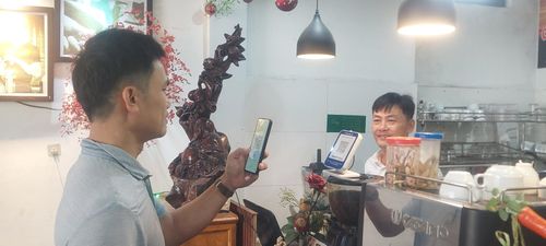Hình thành thói quen quản trị tài chính bài bản giúp hộ kinh doanh vận hành hiệu quả hơn, đồng thời tạo bước đệm chuyển đổi lên mô hình doanh nghiệp. Trong ảnh: Khách hàng thanh toán qua mã QR tại một tiệm cà phê trên đường Nguyễn Lương Bằng. Ảnh: TRỌNG HÙNG