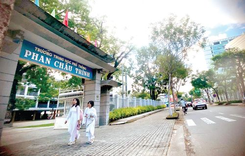 Tại trung tâm thành phố Đà Nẵng có một ngôi trường THPT vinh dự mang tên nhà chí sĩ yêu nước Phan Châu Trinh. Ảnh: H.X.H