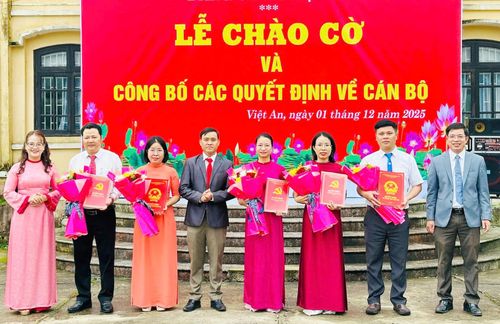 Thường trực Đảng ủy xã Việt An trao các quyết định về công tác cán bộ của cấp thẩm quyền, kiện toàn nhân sự cấp ủy, chính quyền địa phương vào cuối năm 2025. Ảnh: P.V