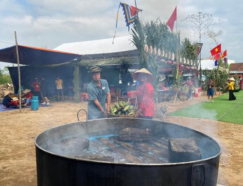 Luộc bắp nếp. Ảnh: VĨNH LỘC
