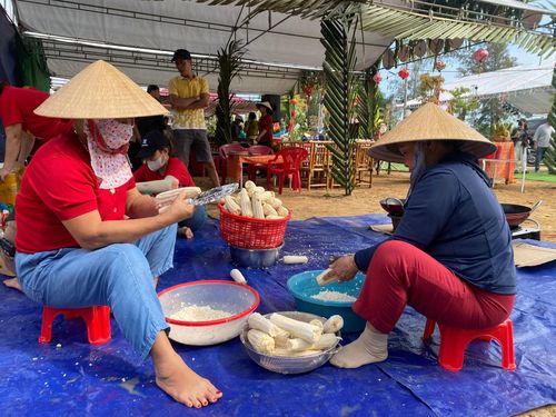 Bắp nếp sau khi hái sẽ được chế biến tại chỗ thành nhiều món ăn phục vụ khách tham dự ngày hội. Ảnh: VĨNH LỘC