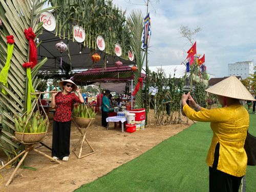 Du khách lưu lại khoảnh khắc khi tham gia ngày hội. Ảnh: VĨNH LỘC