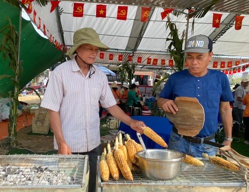 Bắp nếp nướng Cẩm Nam. Ảnh: VĨNH LỘC