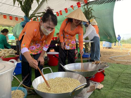 Nhiều món ăn chế biến từ bắp nếp Cẩm Nam phục vụ khách tham quan. Ảnh: VĨNH LỘC