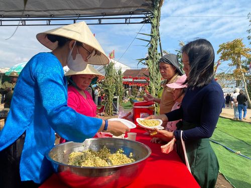Du khách thưởng thức món bắp xào tại ngày hội. Ảnh: VĨNH LỘC