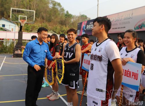 Lãnh đạo Tỉnh đoàn trao cờ lưu niệm cho các đội tham dự Giải Bóng rổ thanh thiếu niên tỉnh năm 2026.