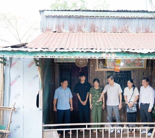 Lãnh đạo Trường Đại học Đồng Tháp cùng chính quyền địa phương khảo sát nhà ở của sinh viên.