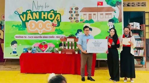 Đại diện Dự án Trí tuệ Việt Nam trao tặng tủ sách cho điểm trường làng O Grang. Ảnh: ĐVCC