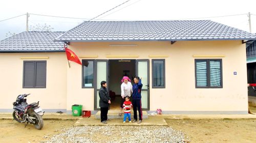 Người dân khu tái định cư Mà Mù Sử 1 đoàn kết vượt qua khó khăn, xây dựng cuộc sống mới.