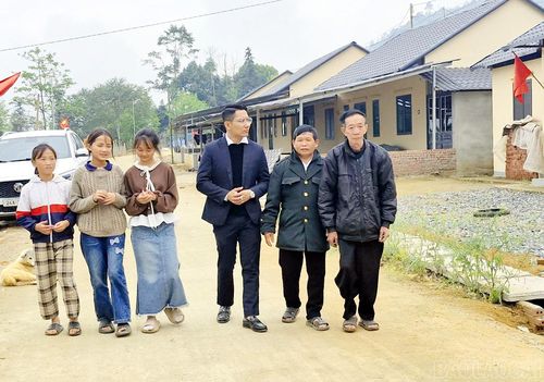Cấp ủy, chính quyền xã Dền Sáng luôn đồng hành với người dân khu tái định cư xây dựng cuộc sống ấm no.