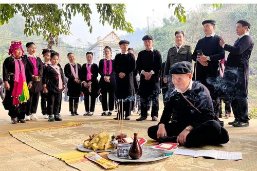 Tục lệ cúng rừng đầu năm của các dân tộc thiểu số Lào Cai đều thể hiện ý thức tôn trọng, bảo vệ rừng.