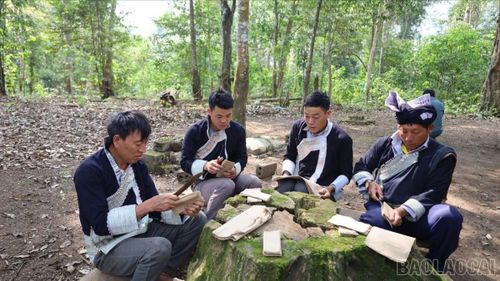 Người Dao đỏ thôn Dền Sáng chuẩn bị lễ vật để cúng thần rừng.
