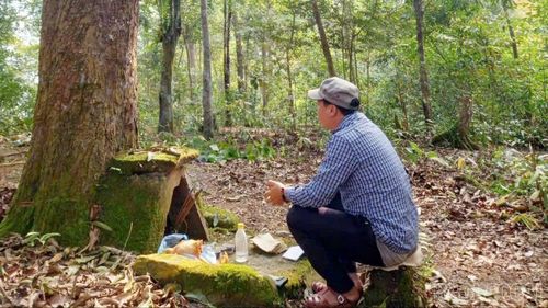 Địa điểm thực hiện lễ cúng là khu rừng thiêng của thôn, nơi có nhiều cây cổ thụ lớn. Thầy cúng chủ trì thực hiện nghi lễ.