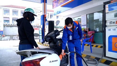 Các cửa hàng xăng dầu của Công ty TNHH MTV Petrolimex Lào Cai vẫn mở cửa đều đặn.