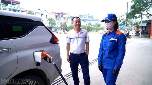 Nhân viên bán xăng dầu của Công ty TNHH MTV Petrolimex Lào Cai chủ động tuyên truyền tới khách hàng.