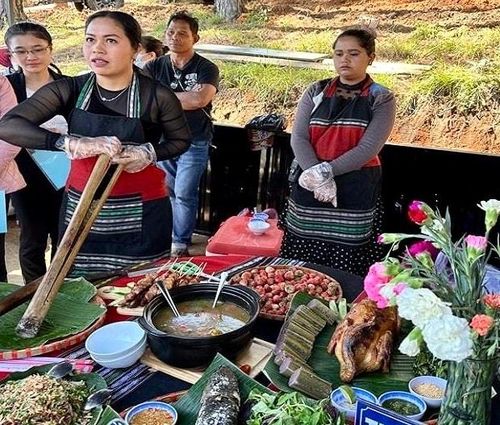 Chị Cil Dalin giới thiệu với du khách các món ăn truyền thống của người dân địa phương