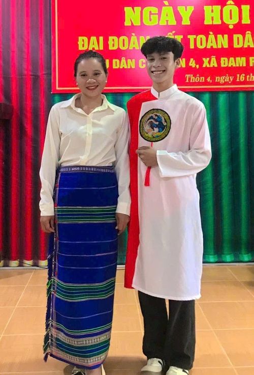 Nữ đảng viên trẻ Kơ Să Bích (bên trái) tại Ngày hội đại đoàn kết toàn dân tộc thôn 4, xã Đam Rông