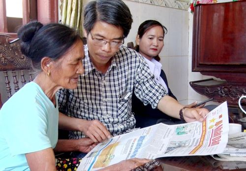 Đảng viên lão thành người Mạ Điểu Thị Lôi (ngoài cùng bên trái)