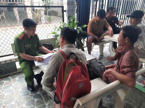 Lực lượng cơ sở tuyên truyền, hướng dẫn người dân tiếp cận thông tin chính thống về tình hình tuyến cao tốc Cần Thơ – Cà Mau.