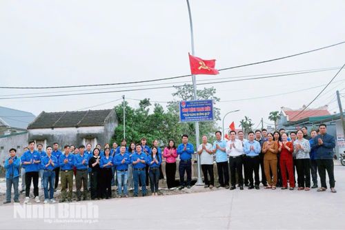 Công trình thanh niên “Thắp sáng đường quê” của Đoàn Thanh niên xã Khánh Trung phối hợp thực hiện.