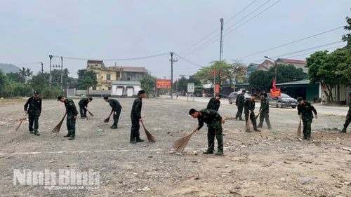 Đoàn viên thanh niên Tiểu đoàn 3, Trường Quân sự Quân đoàn 12 tổ chức ra quân dọn dẹp vệ sinh môi trường tại khu dân cư.