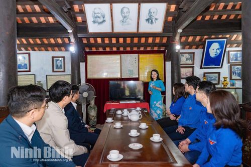 Đoàn Thanh niên Sở Văn hóa và Thể thao tổ chức hoạt động về nguồn thăm Nhà lưu niệm Tổng Bí thư Trường Chinh. Ảnh: Ngọc Linh