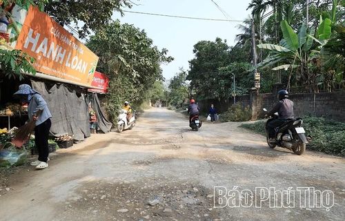 Mặt đường tỉnh lộ 445 xuống cấp, hư hỏng nặng kèm theo bụi mù mịt gây ảnh hưởng đến các phương tiện lưu thông và người dân sinh sống dọc ven đường.