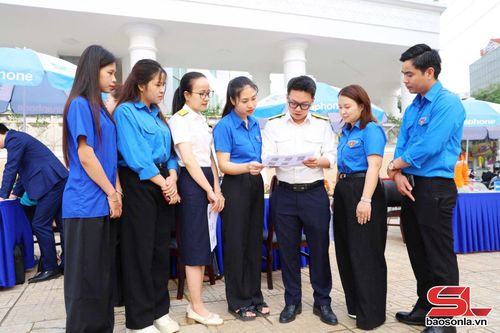 Đoàn viên Chi đoàn Thuế tỉnh Sơn La tuyên truyền thanh niên sử dụng ứng dụng thuế điện tử eTax Mobile.